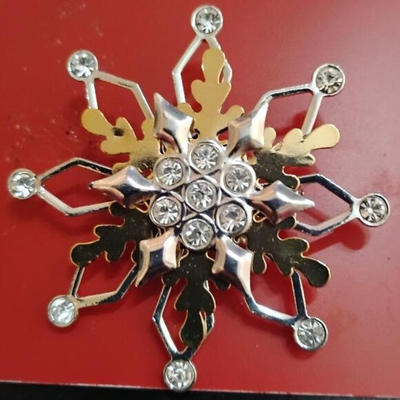Silver Tone Snowflake Brooch/Pin. NWT. Christmas, Winter, Festive. Very Nice. - Picture 1 of 3